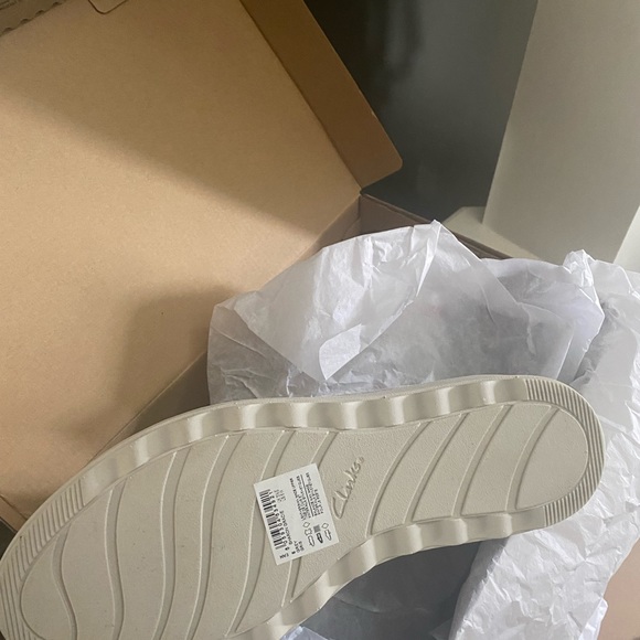 Clarks grey shoe. New in box. - Picture 3 of 5